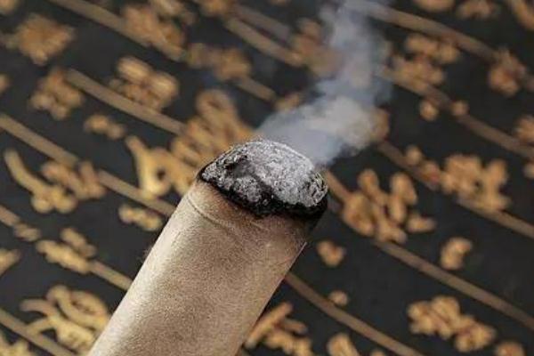 艾灸要隔著衣服嗎 艾灸要注意些什么事項 艾灸要隔著衣服嗎 艾灸要注意些什么事項