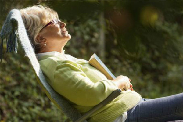 曬太陽(yáng)夏天好還是冬天好 秋季幾點(diǎn)曬太陽(yáng)最佳 曬太陽(yáng)夏天好還是冬天好 秋季幾點(diǎn)曬太陽(yáng)最佳