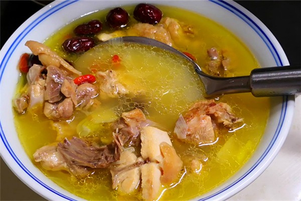 雞湯放一晚上還能喝嗎 雞湯放冰箱里可以保存幾天 雞湯放一晚上還能喝嗎 雞湯放冰箱里可以保存幾天