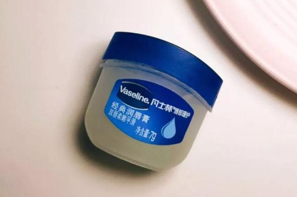 凡士林潤唇膏好用嗎 凡士林潤唇膏可以去黑頭嗎 凡士林潤唇膏好用嗎 凡士林潤唇膏可以去黑頭嗎