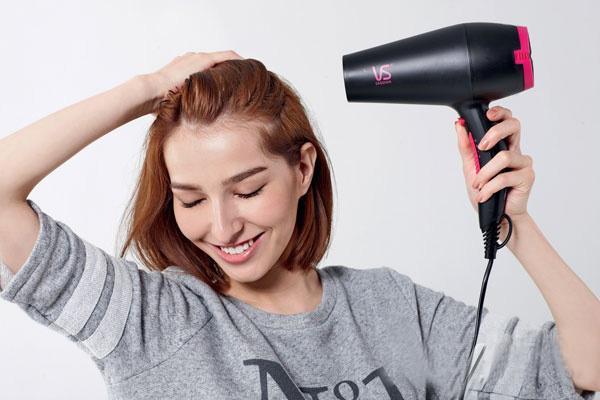 干發(fā)噴霧怎么弄才不會白白的 干發(fā)噴霧正確用法 干發(fā)噴霧怎么弄才不會白白的 干發(fā)噴霧正確用法