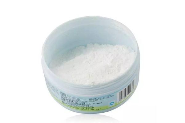 痱子粉的作用與功效 痱子粉和爽身粉一樣么 痱子粉的作用與功效 痱子粉和爽身粉一樣么