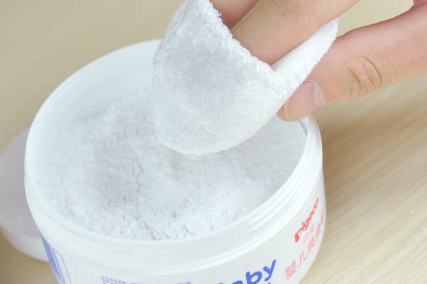 痱子粉的作用與功效 痱子粉和爽身粉一樣么 痱子粉的作用與功效 痱子粉和爽身粉一樣么