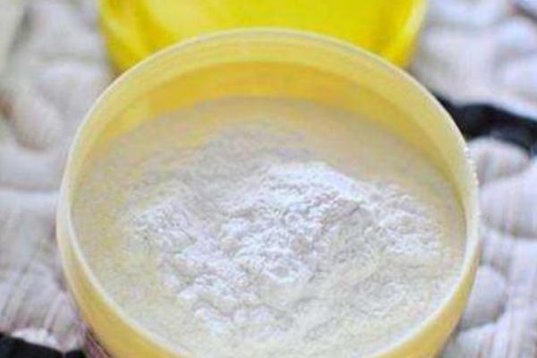 痱子粉的危害 痱子粉能擦臉嗎 痱子粉的危害 痱子粉能擦臉嗎