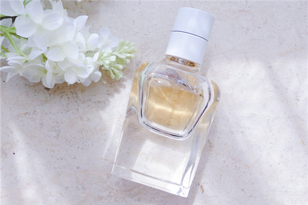 香水噴多了怎么散味 香水噴衣服的正確噴法 香水噴多了怎么散味 香水噴衣服的正確噴法