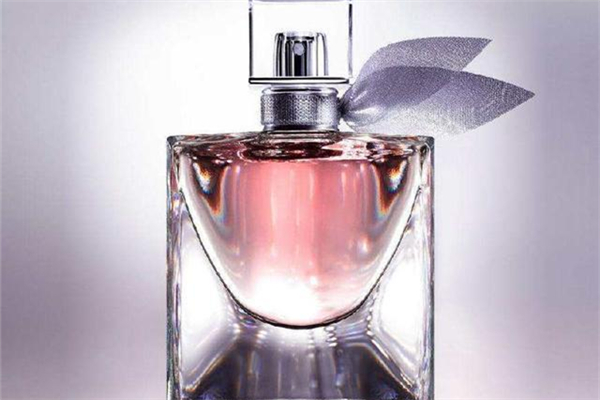 香水噴在衣服上還是身上 香水噴哪里留香最持久 香水噴在衣服上還是身上 香水噴哪里留香最持久