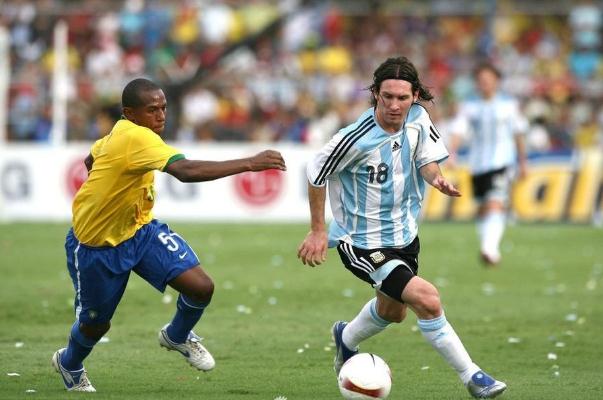 足球運動員是怎么訓練的 足球運動員是什么職業(yè) 足球運動員是怎么訓練的 足球運動員是什么職業(yè)