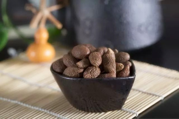 胖大海能泡幾次 胖大?？梢愿粢购葐?></p><h3>胖大?？梢愿粢购葐?/h3><p>胖大海泡水一般不能隔夜喝，因?yàn)楦粢沟呐执蠛２杷菀追敝秤泻?xì)菌，喝了以后容易傷害患者的脾胃，所以說胖大海泡水不能隔夜喝，否則會導(dǎo)致人體出現(xiàn)腸胃不適的癥狀發(fā)作引起拉肚子和胃痛。</p><p align=