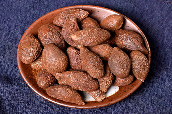 胖大海能泡幾次 胖大?？梢愿粢购葐?></p><h3>喝了隔夜的胖大海應(yīng)該怎么辦</h3><p>1、立即停止服用。如果喝了隔夜的胖大海泡水沒有出現(xiàn)什么不適反應(yīng)的話，立即停止服用，密切觀察自身身體狀況即可。?</p><p>2、多喝溫水。喝了隔夜的胖大海之后，可以適量多喝溫水，可以幫助稀釋體內(nèi)的胖大海含量，幫助防止或減輕不適癥狀。?</p><p>3、送醫(yī)檢查。如果喝了隔夜的胖大海，惡心、腹瀉等不適癥狀較為嚴(yán)重的話，建議立即送醫(yī)檢查，行補(bǔ)液等對癥治療。</p>		</div>
<div align=