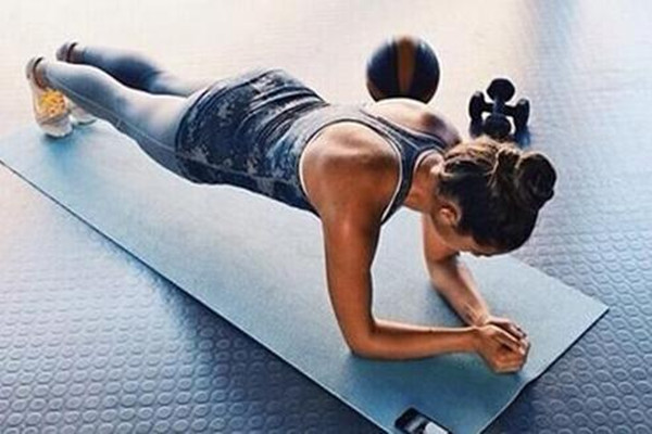 平板支撐是無氧運動嗎 女學(xué)員平板支撐17分鐘不肯放棄 平板支撐是無氧運動嗎 女學(xué)員平板支撐17分鐘不肯放棄