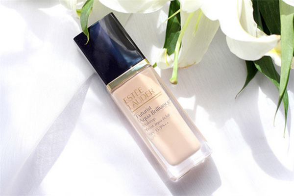 雅詩(shī)蘭黛沁水粉底液遮瑕效果怎么樣 雅詩(shī)蘭黛沁水粉底液正確用法 雅詩(shī)蘭黛沁水粉底液遮瑕效果怎么樣 雅詩(shī)蘭黛沁水粉底液正確用法