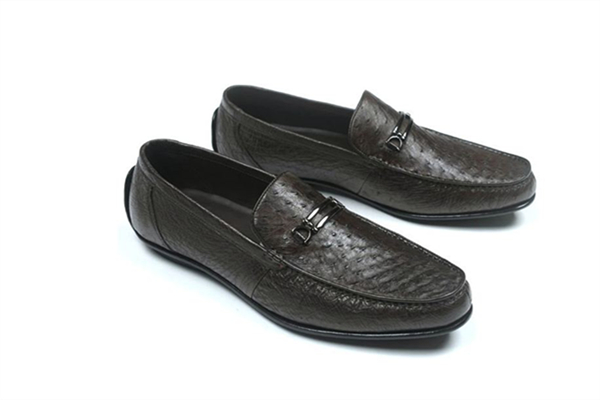 皮鞋上的白斑怎么去除 皮鞋保養(yǎng)小常識(shí) 皮鞋上的白斑怎么去除 皮鞋保養(yǎng)小常識(shí)