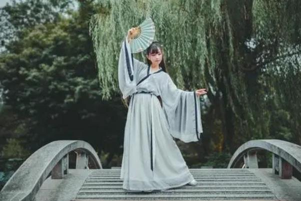 漢服要買大一碼嗎 漢服里面應(yīng)該穿什么 漢服要買大一碼嗎 漢服里面應(yīng)該穿什么