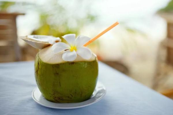 椰子汁可以補(bǔ)羊水嗎 椰子汁可以降尿酸嗎 椰子汁可以補(bǔ)羊水嗎 椰子汁可以降尿酸嗎