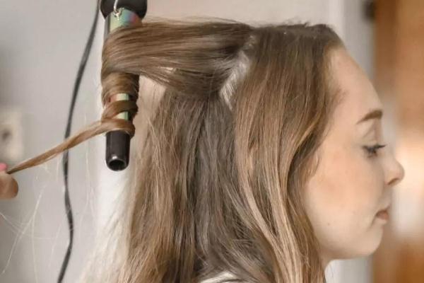 卷發(fā)棒會(huì)導(dǎo)致脫發(fā)嗎 卷發(fā)棒會(huì)燙到自己?jiǎn)? alt=