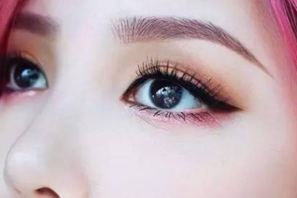 眼妝是在定妝之后還是定妝之前 眼妝是先畫眼影還是先畫眼線 眼妝是在定妝之后還是定妝之前 眼妝是先畫眼影還是先畫眼線