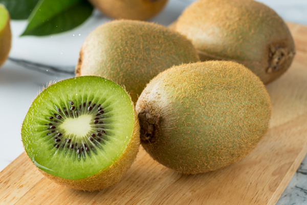 獼猴桃能否空腹吃 獼猴桃一天吃幾個(gè)為宜 獼猴桃能否空腹吃 獼猴桃一天吃幾個(gè)為宜