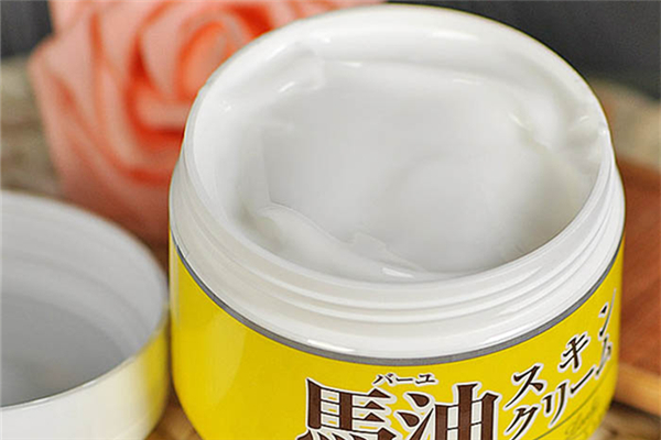 馬油會(huì)讓皮膚變黑嗎 馬油對(duì)頭發(fā)有什么特殊作用