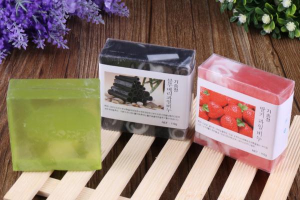 肥皂可以洗頭發(fā)嗎 肥皂洗臉對皮膚好嗎 肥皂可以洗頭發(fā)嗎 肥皂洗臉對皮膚好嗎