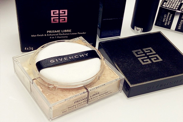 紀梵希散粉跟花西子散粉哪個好 花西子散粉與紀梵希散粉的對比差異 紀梵希散粉跟花西子散粉哪個好 花西子散粉與紀梵希散粉的對比差異