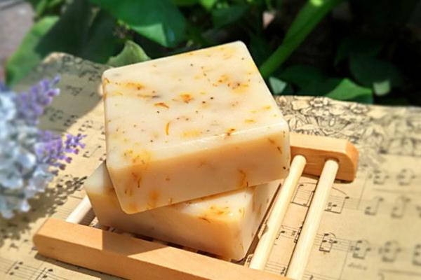 用手工皂洗臉毛孔會變大嗎 用手工皂洗臉后臉干 用手工皂洗臉毛孔會變大嗎 用手工皂洗臉后臉干