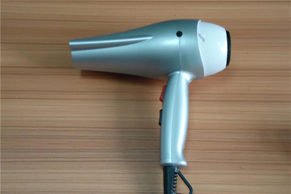 吹風(fēng)機(jī)會(huì)影響發(fā)質(zhì)嗎 吹風(fēng)機(jī)會(huì)不會(huì)傷害頭發(fā)