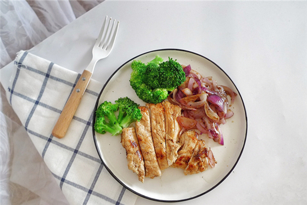 雞胸肉的營(yíng)養(yǎng)嗎 雞胸肉的功效和作用 雞胸肉的營(yíng)養(yǎng)嗎 雞胸肉的功效和作用