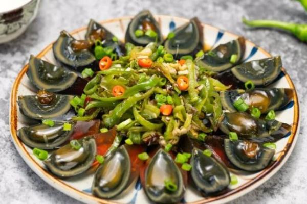 皮蛋是上火的還是降火的 皮蛋是哪里的特產(chǎn) 皮蛋是上火的還是降火的 皮蛋是哪里的特產(chǎn)