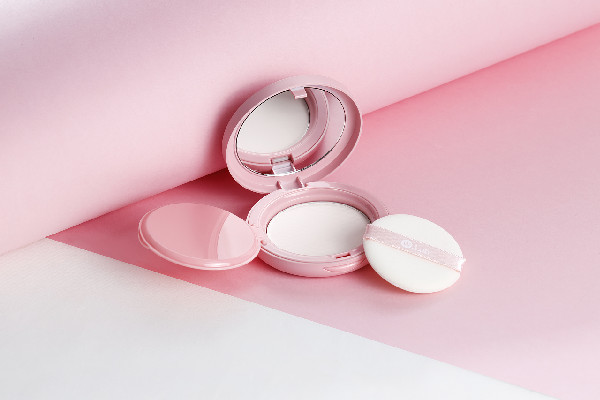 粉餅是干什么有用的 粉餅和粉底液一樣的嗎 粉餅是干什么有用的 粉餅和粉底液一樣的嗎