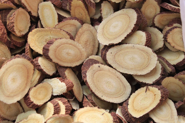 甘草泡水可以治咽炎嗎 甘草泡水可以加蜂蜜嗎 甘草泡水可以治咽炎嗎 甘草泡水可以加蜂蜜嗎