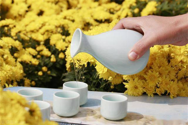 菊花酒可以降血壓?jiǎn)?菊花酒的功效和作用點(diǎn) 菊花酒可以降血壓?jiǎn)?菊花酒的功效和作用點(diǎn)