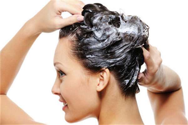 洗頭用鹽水可以治脫發(fā)嗎 洗頭用鹽水有什么作用 洗頭用鹽水可以治脫發(fā)嗎 洗頭用鹽水有什么作用