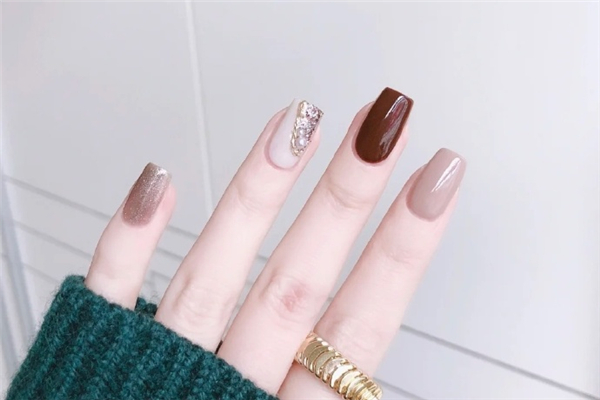 秋冬季節(jié)適合做什么顏色的美甲 做美甲的步驟 秋冬季節(jié)適合做什么顏色的美甲 做美甲的步驟