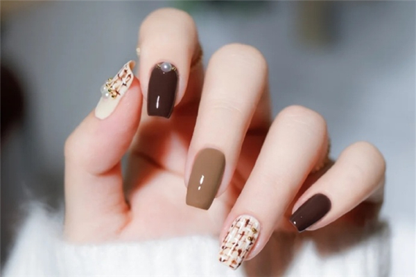 美甲要涂幾層 美甲要涂加固膠嗎 美甲要涂幾層 美甲要涂加固膠嗎