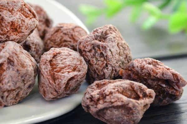 話梅要放冰箱保存嗎 吃話梅牙齒酸怎么辦 話梅要放冰箱保存嗎 吃話梅牙齒酸怎么辦