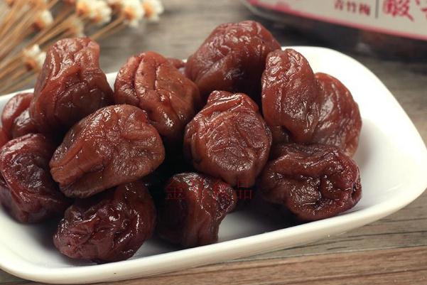 話梅對身體有什么危害 喉嚨痛能不能吃話梅 話梅對身體有什么危害 喉嚨痛能不能吃話梅