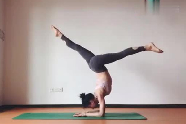 倒立對(duì)眼睛有傷害嗎 高度近視能倒立嗎 倒立對(duì)眼睛有傷害嗎 高度近視能倒立嗎