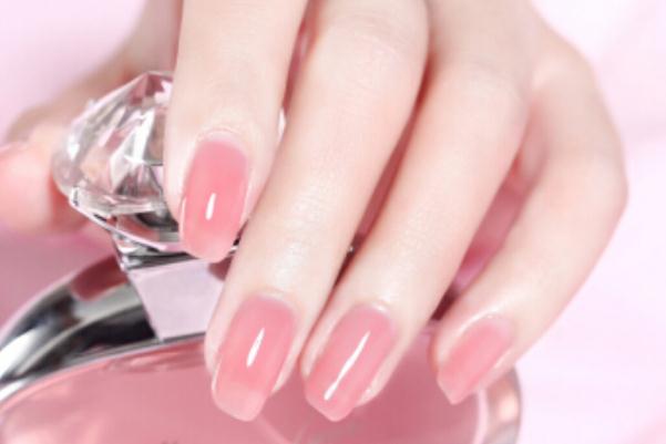 甲油膠的味道很大有毒嗎 為什么指甲油都有股特刺鼻的味道 甲油膠的味道很大有毒嗎 為什么指甲油都有股特刺鼻的味道