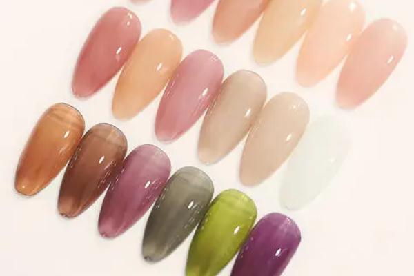 甲油膠的味道很大有毒嗎 為什么指甲油都有股特刺鼻的味道 甲油膠的味道很大有毒嗎 為什么指甲油都有股特刺鼻的味道