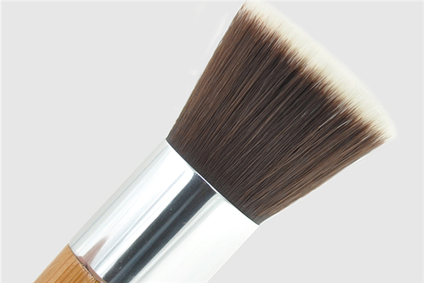 粉底刷用之前要打濕嗎 粉底刷正確使用方法 粉底刷用之前要打濕嗎 粉底刷正確使用方法