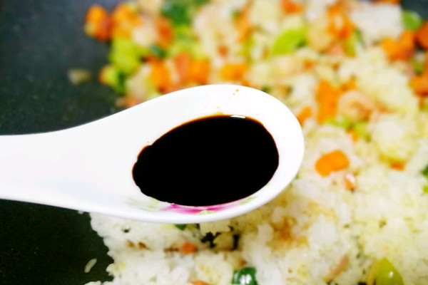 醬油會讓皮膚變黑嗎 醬油的保質(zhì)期一般多久 醬油會讓皮膚變黑嗎 醬油的保質(zhì)期一般多久