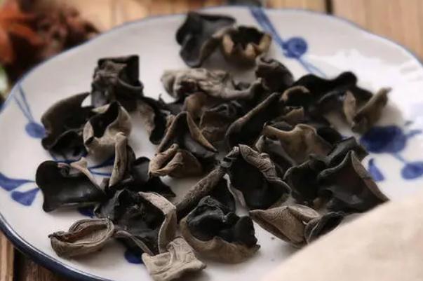 黑木耳要焯水嗎 黑木耳要焯水幾分鐘 黑木耳要焯水嗎 黑木耳要焯水幾分鐘