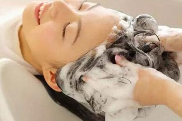 淋雨后要洗頭嗎 淋雨后不洗頭會(huì)怎樣 淋雨后要洗頭嗎 淋雨后不洗頭會(huì)怎樣