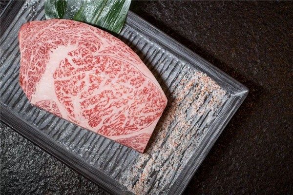 和牛會(huì)有寄生蟲嗎 和?？梢陨詥?></p><h3>和牛好吃嗎<br/></h3><p>首先是和牛有一股甜香的牛油味道，比普通牛肉更有牛肉味道；第二個(gè)感覺就是口感嫩滑，這是因?yàn)檠┗ㄅＨ饨Y(jié)構(gòu)肥瘦相間，沒有筋膜，入口即化，像雪花落入口中；第三是擁有充足的汁水，簡(jiǎn)單的煎烤之后，在肉中均勻分布的大理石油脂開始融化，所以咬下去，就會(huì)在嘴里溢出香濃的汁水。</p>		</div>
<div align=