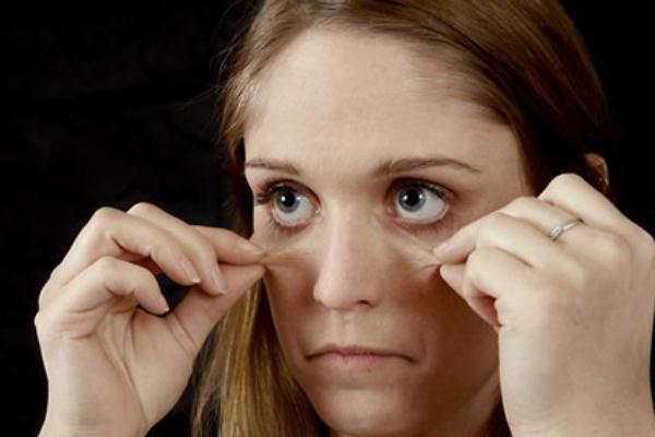 眼袋為什么是青黑色 眼袋為什么早上冰敷晚上熱敷 眼袋為什么是青黑色 眼袋為什么早上冰敷晚上熱敷