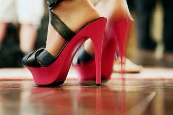 高跟鞋對(duì)身體的危害 高跟鞋對(duì)腰椎的危害 高跟鞋對(duì)身體的危害 高跟鞋對(duì)腰椎的危害