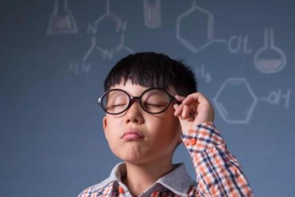 兒童近視是戴眼鏡好還是不戴眼鏡好 兒童近視是缺什么造成 兒童近視是戴眼鏡好還是不戴眼鏡好 兒童近視是缺什么造成