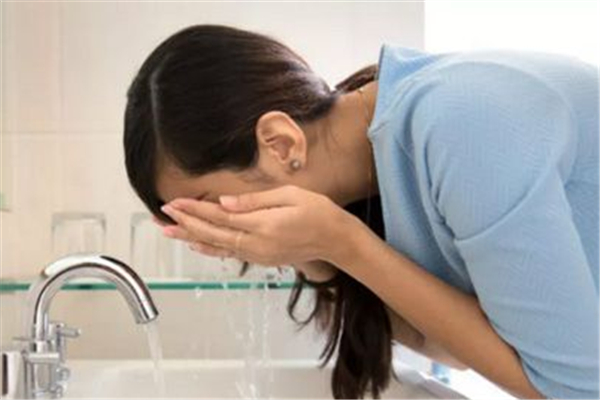 洗臉會不會傷害皮膚 洗臉的正確步驟順序 洗臉會不會傷害皮膚 洗臉的正確步驟順序