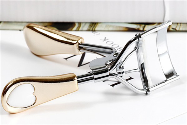 睫毛夾對(duì)睫毛有害嗎 睫毛夾把睫毛夾斷了還會(huì)在長(zhǎng)嗎