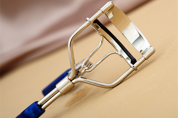 睫毛夾對(duì)睫毛有害嗎 睫毛夾把睫毛夾斷了還會(huì)在長(zhǎng)嗎